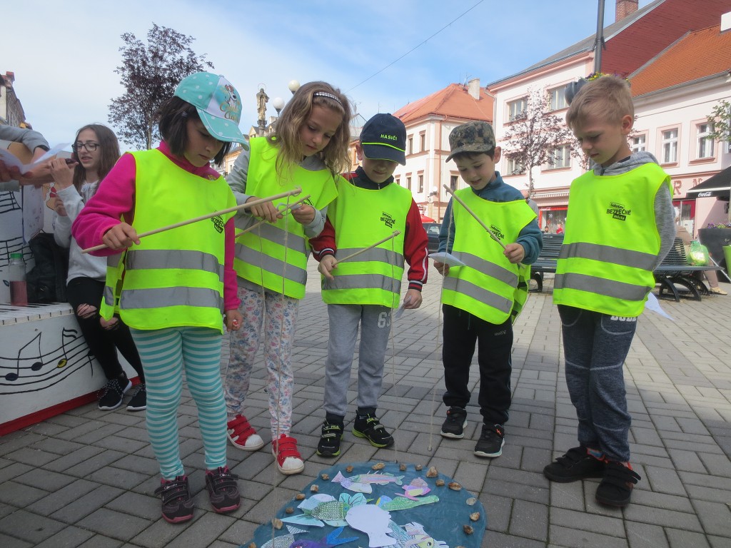 Dopoledne s lavičkami - MŠ Barevný klíček