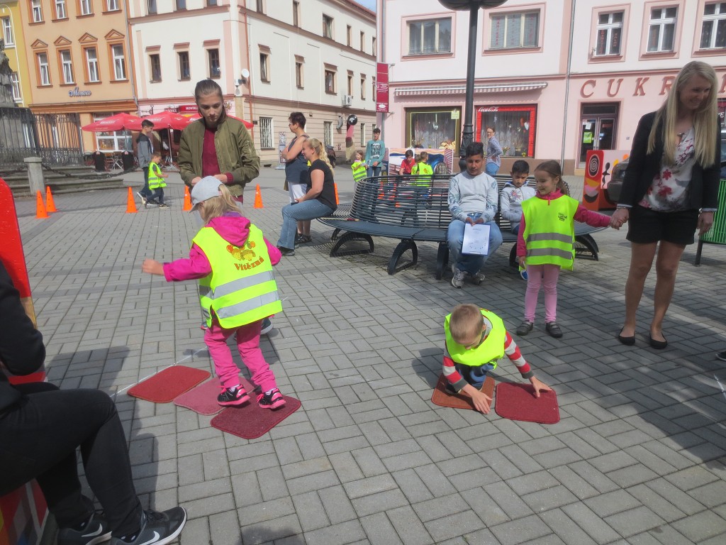 Dopoledne s lavičkami - MŠ Barevný klíček